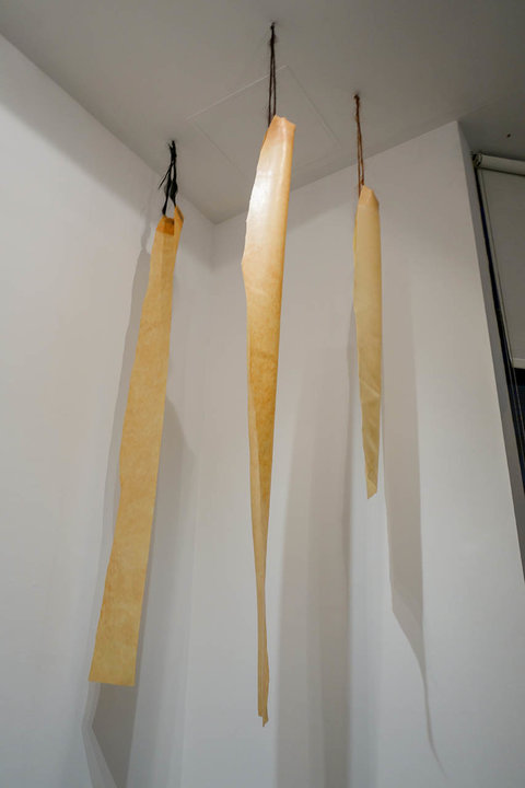 Installation image of objects hanging from the ceiling in the exhibition. 